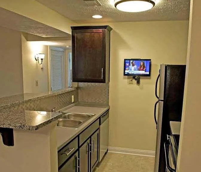 Park Court Apartments — Photo 3