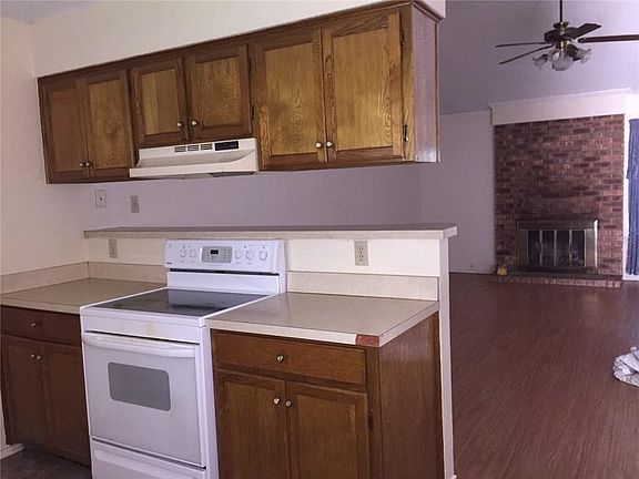 3rd image of 1402 Walters Dr