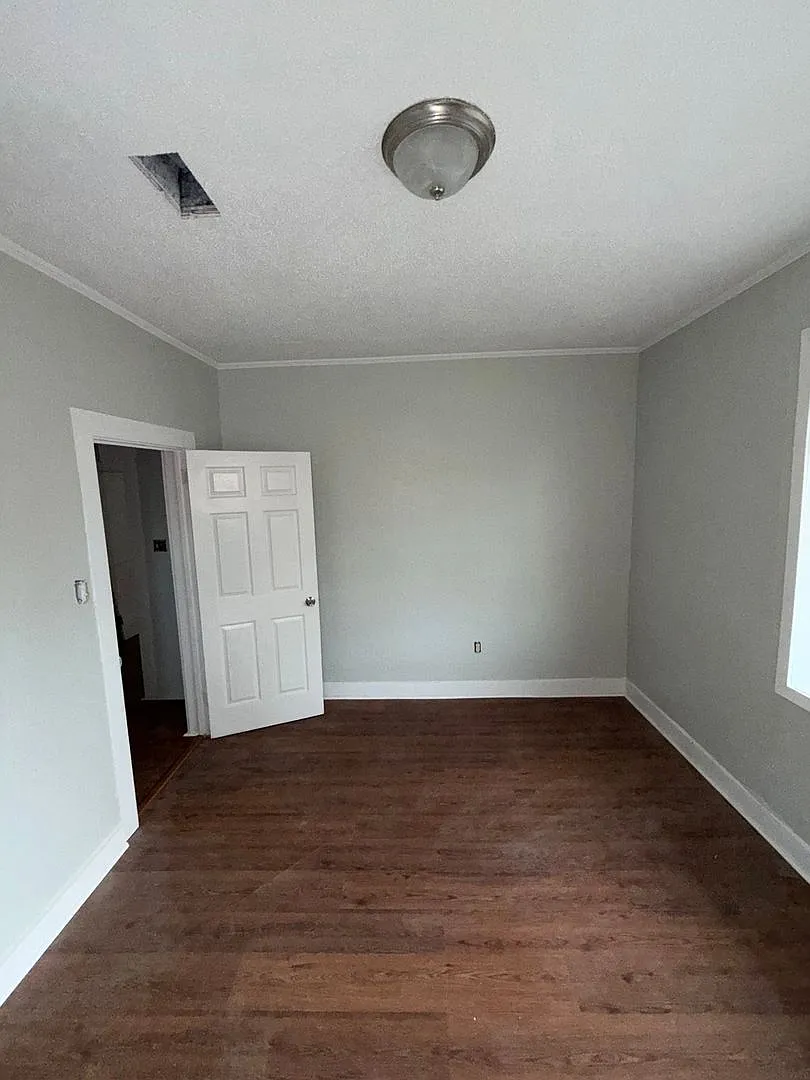 5 bedrooms 2 baths — Photo 2