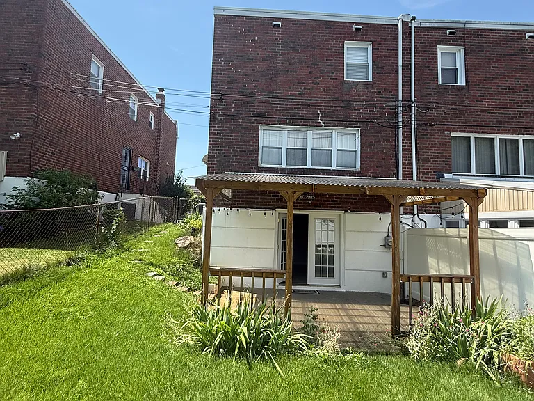 2727 Taunton St — Photo 32