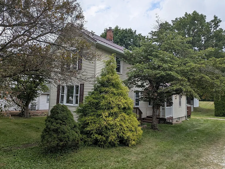 340 Locust St N — Photo 1