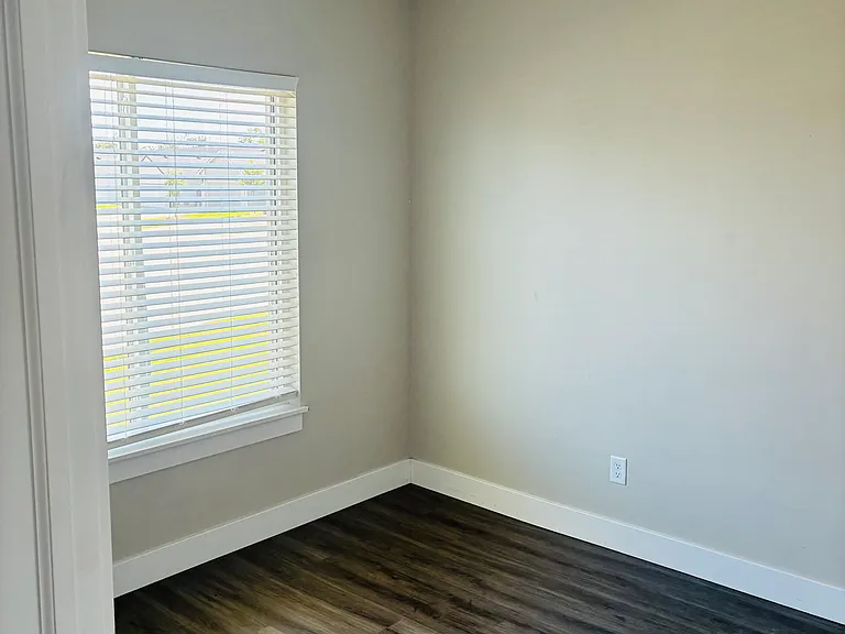 5200-5202 N Honeylocust Cir #5200 — Photo 7