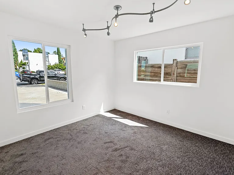 2121 Thomas Avenue — Photo 7