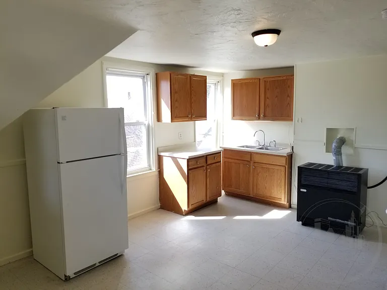 153 Woodbine St 1stFlr 2Bed NEWFlooring NEWPaint NOPets Storage Prkg — Photo 1