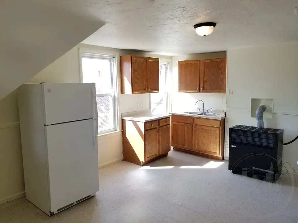  153 Woodbine St 1stFlr 2Bed NEWFlooring NEWPaint NOPets Storage Prkg