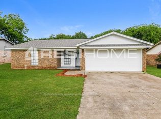 805 Poe St, Azle, TX 76020