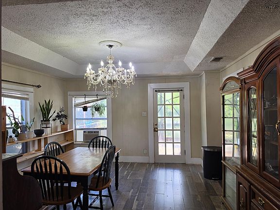 4th image of 406 Park St