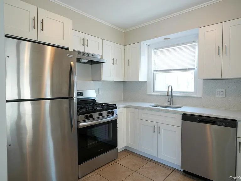59 Troy Ave #UPPER — Photo 10