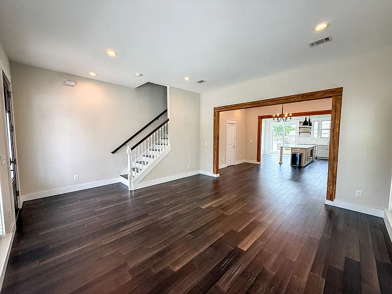 517 W Wright St — Photo 2