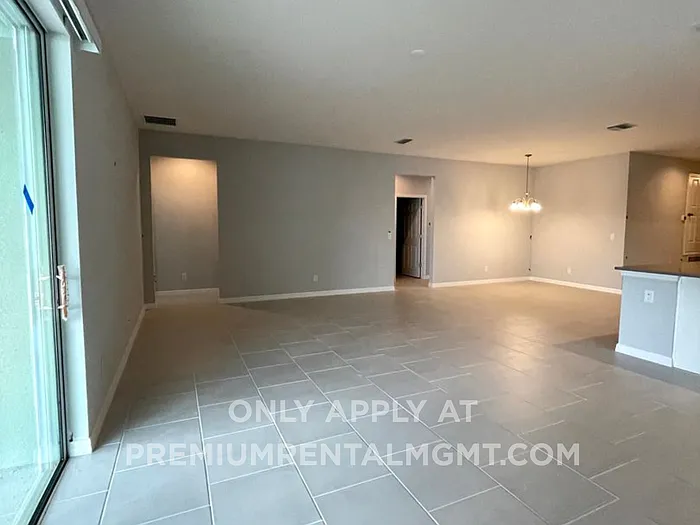 4 bed, 3.0 bath, 2105 sqft, $2,400 — Photo 2