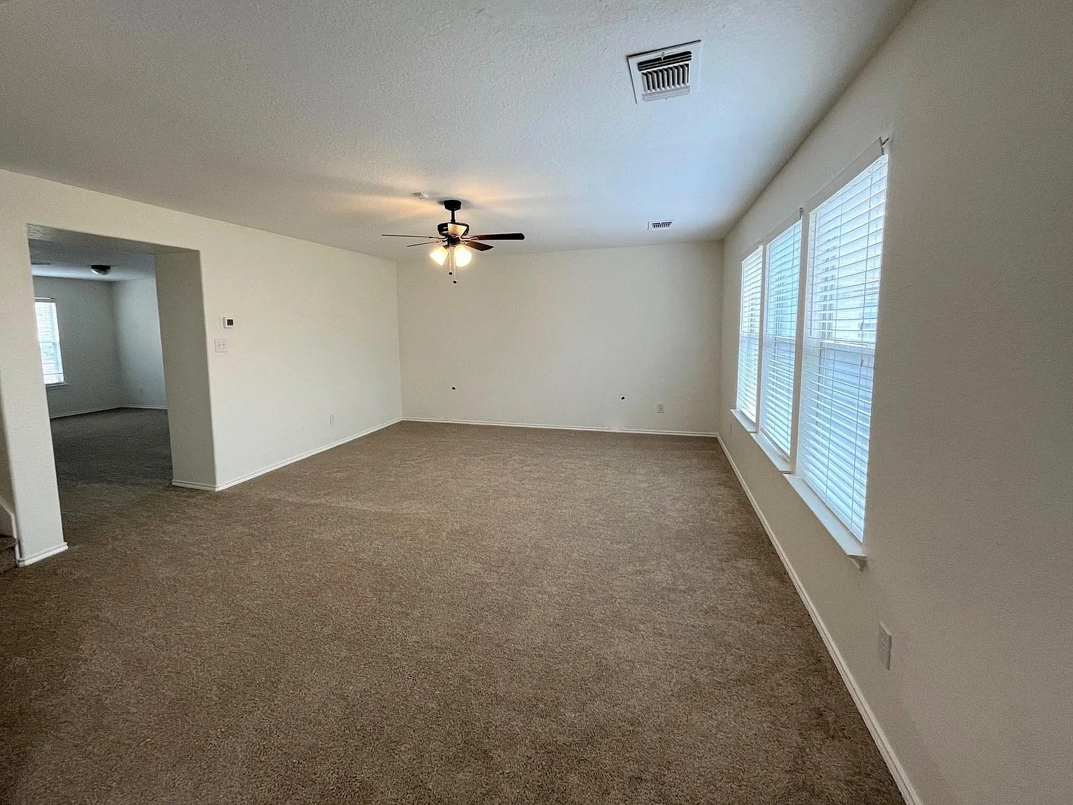4 bed, 2.5 bath, 2421 sqft, $1,700 — Photo 2