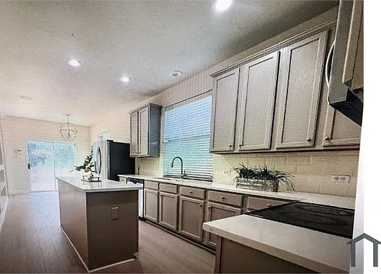 4 bed, 2200 sqft, $3,650 — Photo 3
