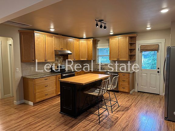 3rd image of 920 Hillcrest St