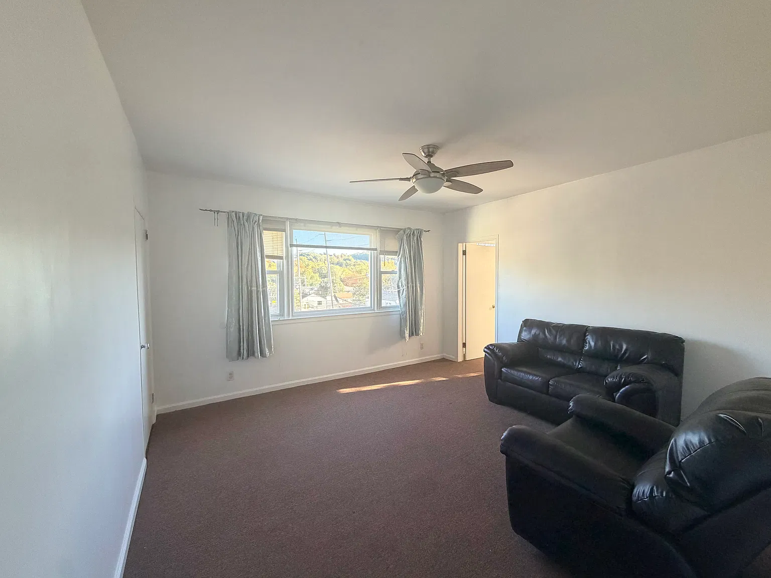 3 bed, 1000 sqft, $2,700 — Photo 3