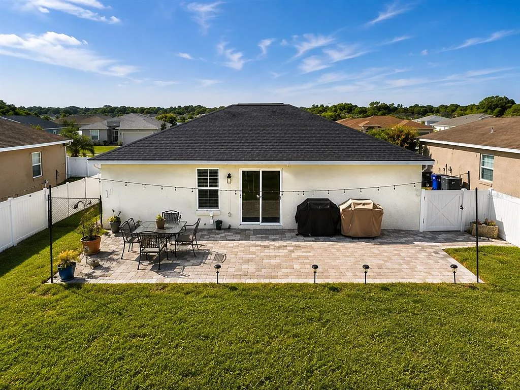 3 bed, 2.0 bath, 1319 sqft, $2,200 — Photo 3