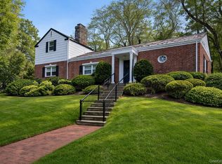 16 Mary Lane, Roslyn Harbor, NY 11548