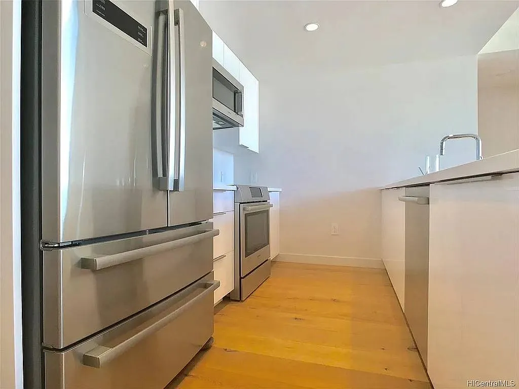 1 bed, 704 sqft, $3,300 — Photo 3