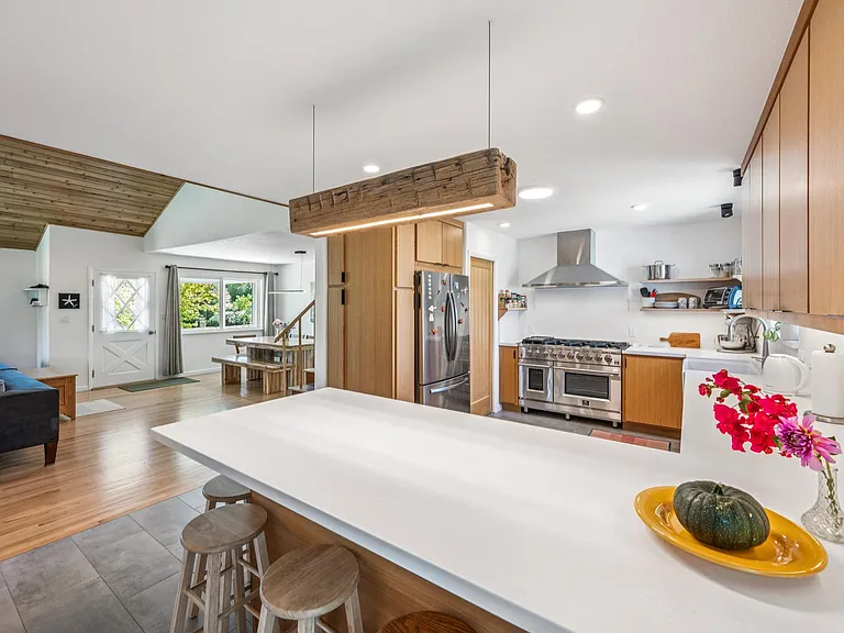Kitchen peninsula seating, walk-in food pantry left of sink