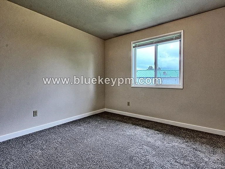 14005 NE 70th St — Photo 9