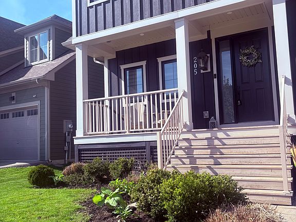 3rd image of 205 Yellow Birch Cres
