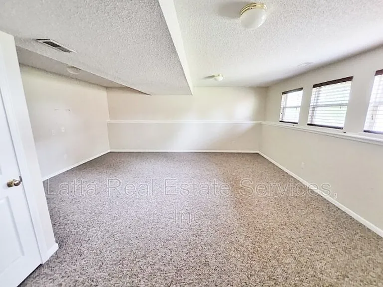 1208 SE Meridian Dr — Photo 8