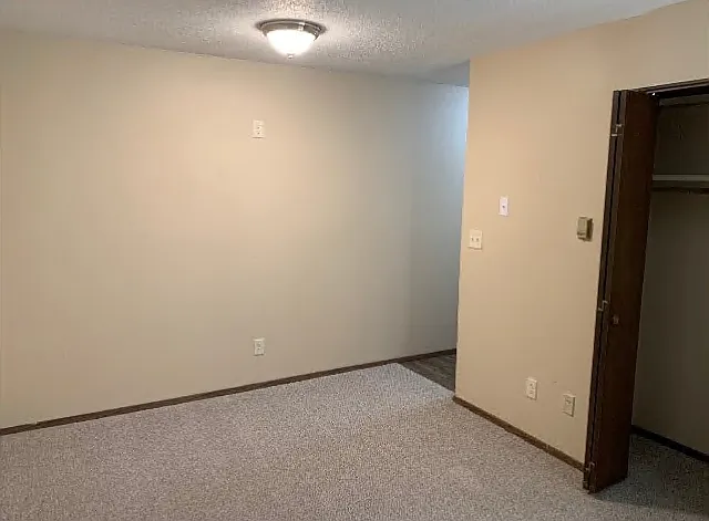 715 Ridgeview Rd — Photo 2