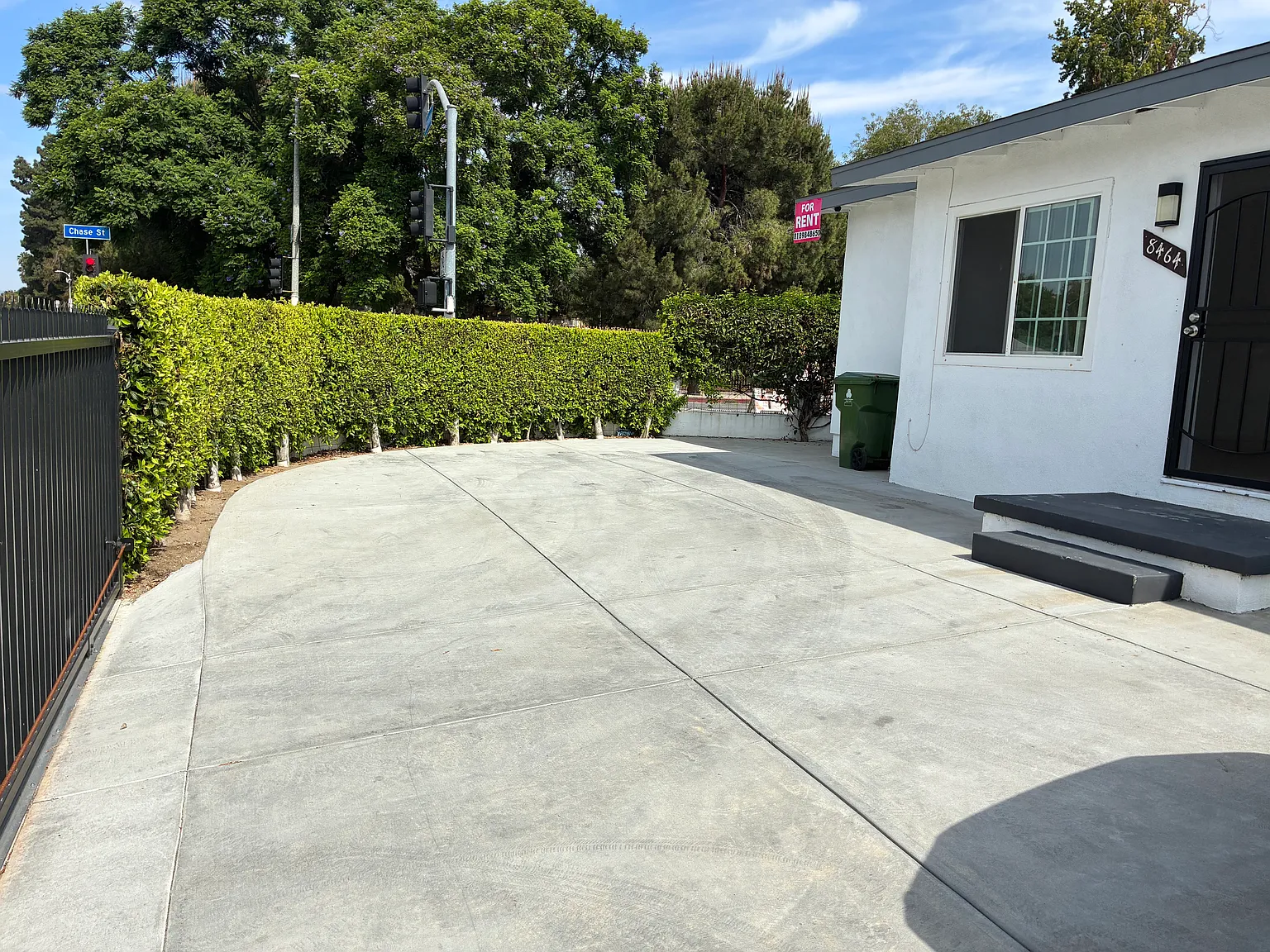 3 bed, 1040 sqft, $3,500 — Photo 2