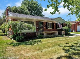 28155 Newport Dr, Warren, MI 48088