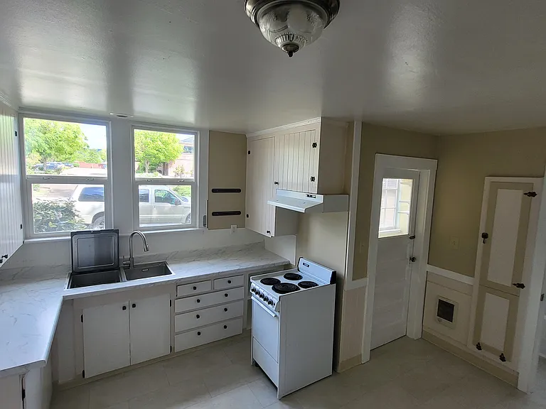314 E Sherman St — Photo 7
