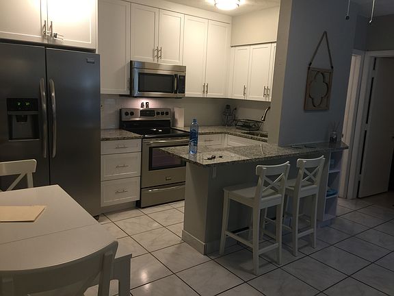 4th image of 120 NE 20th Ave APT 16
