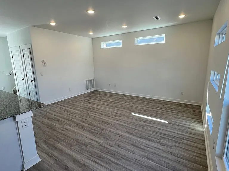 1071 Ventnor Ave — Photo 3