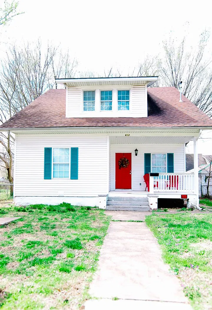 **Spacious 3 bed 2 bath w/ Fenced In Back Yard** — Photo 1
