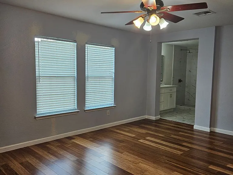 13400 Coomes Dr — Photo 8