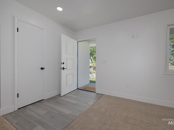 2nd image of 2121 Alameda Dr