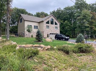 6 Point Of Woods, Hazleton, PA 18202