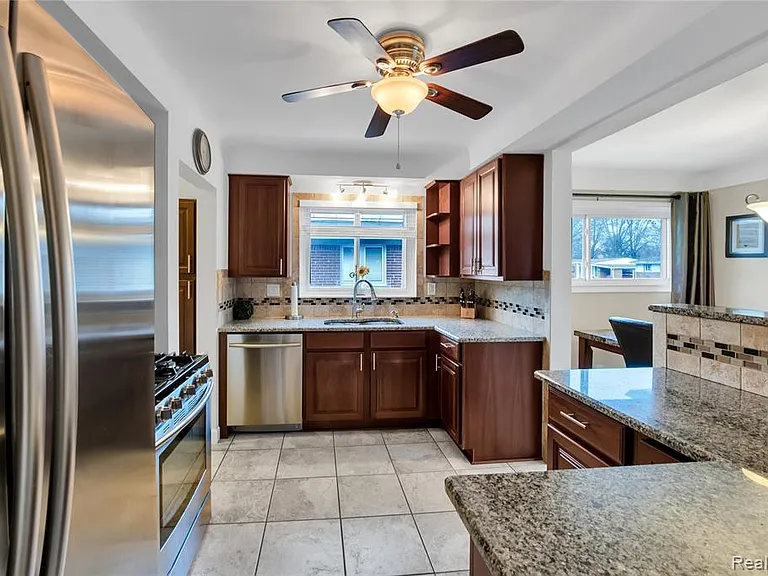 10070 Buckingham Ave — Photo 8
