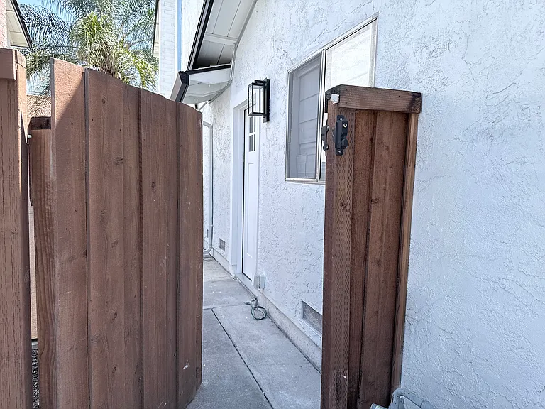 726 W 9th St — Photo 27