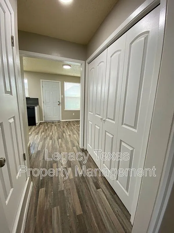 1 bed, 1.5 bath, 1000 sqft, $1,100 — Photo 3