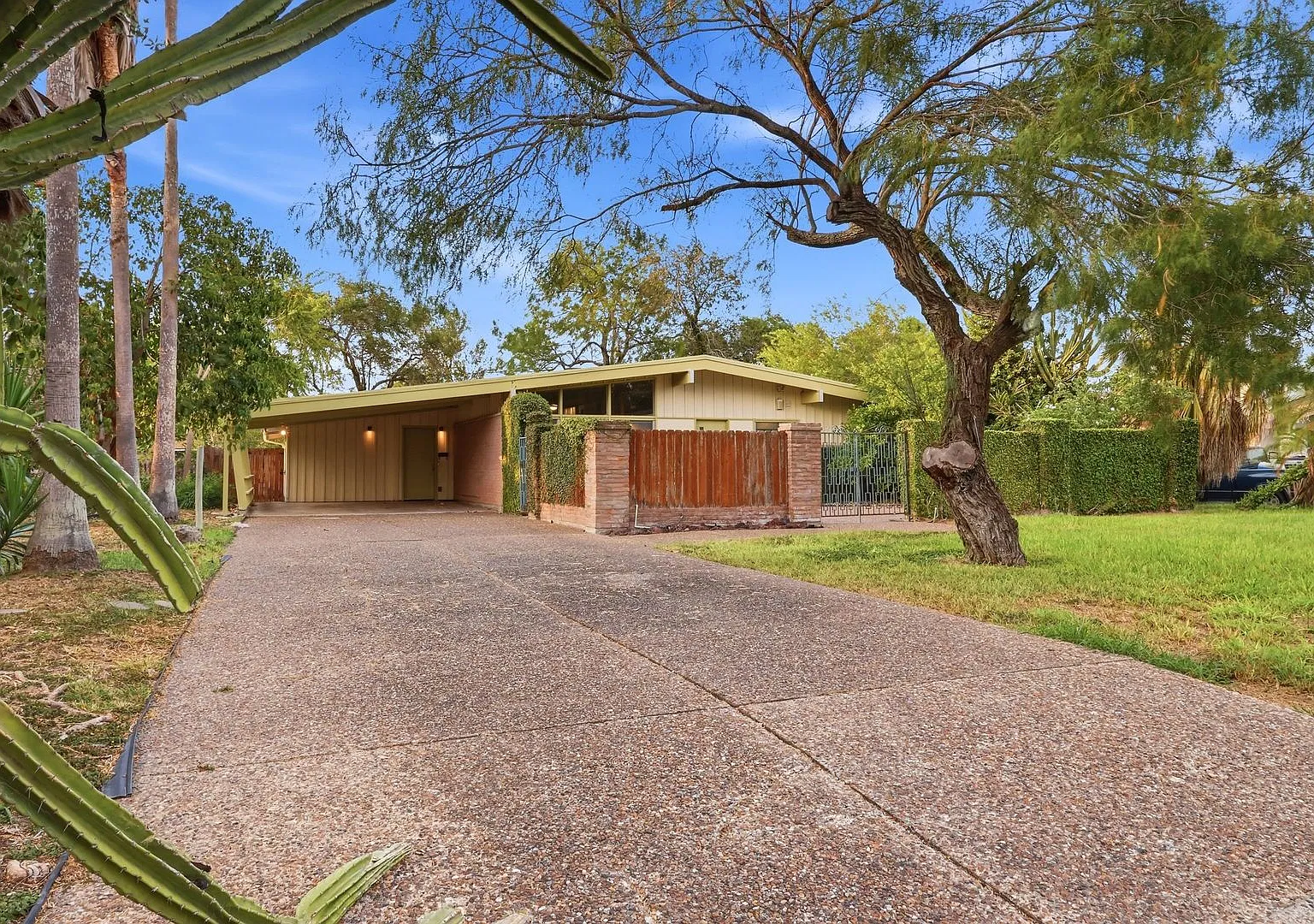 Timeless MidCentury Modern Masterpiece! — Photo 1