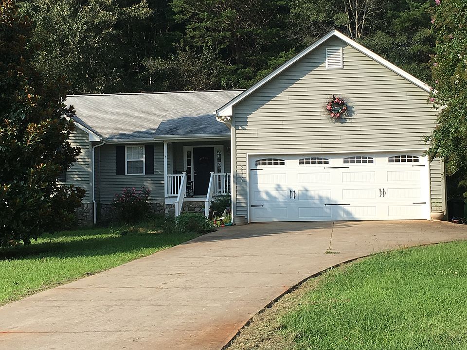 1st image of 2557 Carriage Ln