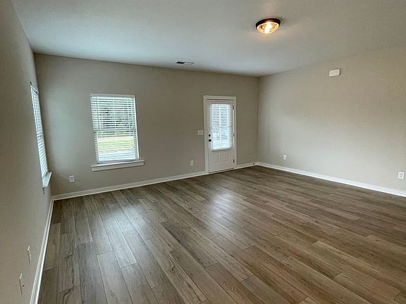 4th image of 206 Kings Way
