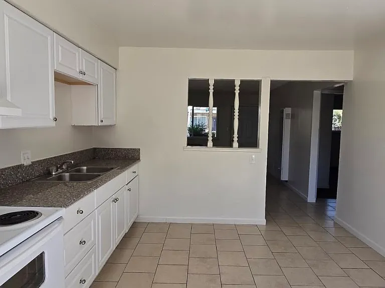 4431 E Hedges Ave #C — Photo 6