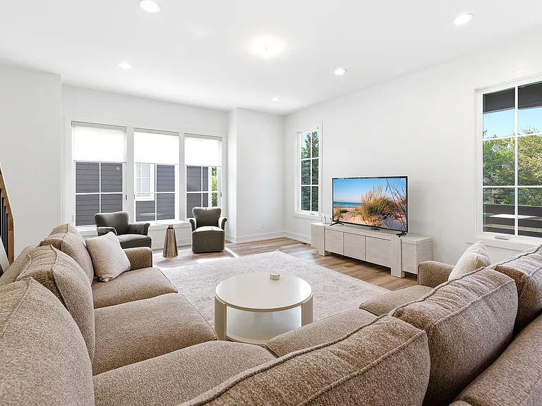 16009 Goodwin Ave #9 — Photo 6