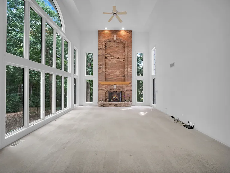 36W244 Fieldcrest Dr — Photo 14