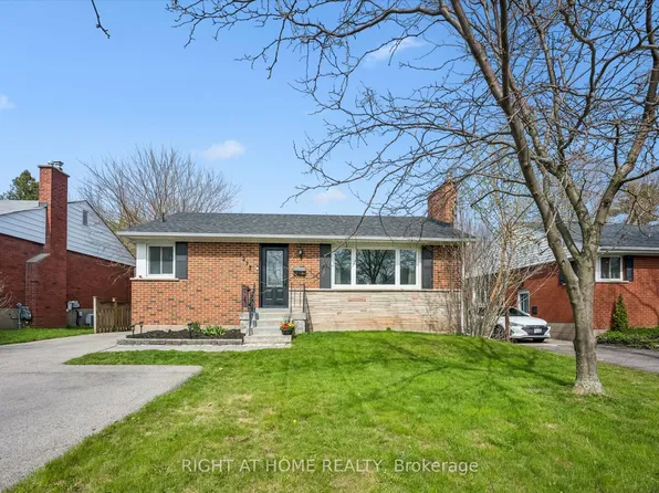 1275 Royal Dr, Burlington, ON L7P 2G2