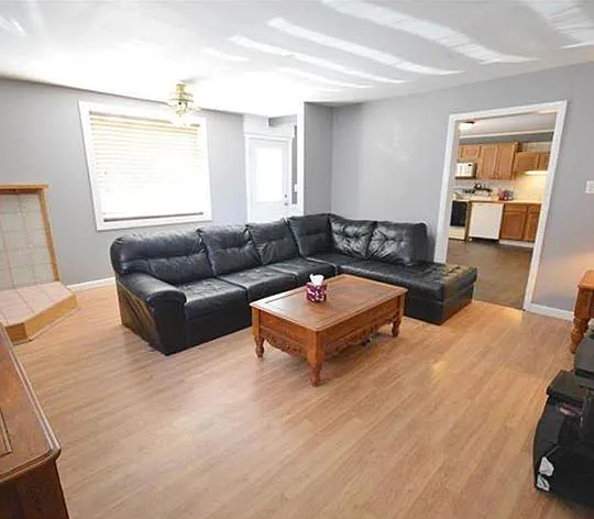 1 bed, 1100 sqft, $1,100 — Photo 3