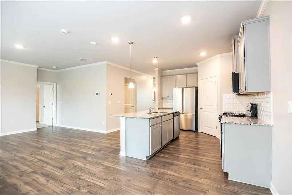 5 bed, 3.5 bath, 2896 sqft, $3,200 — Photo 4