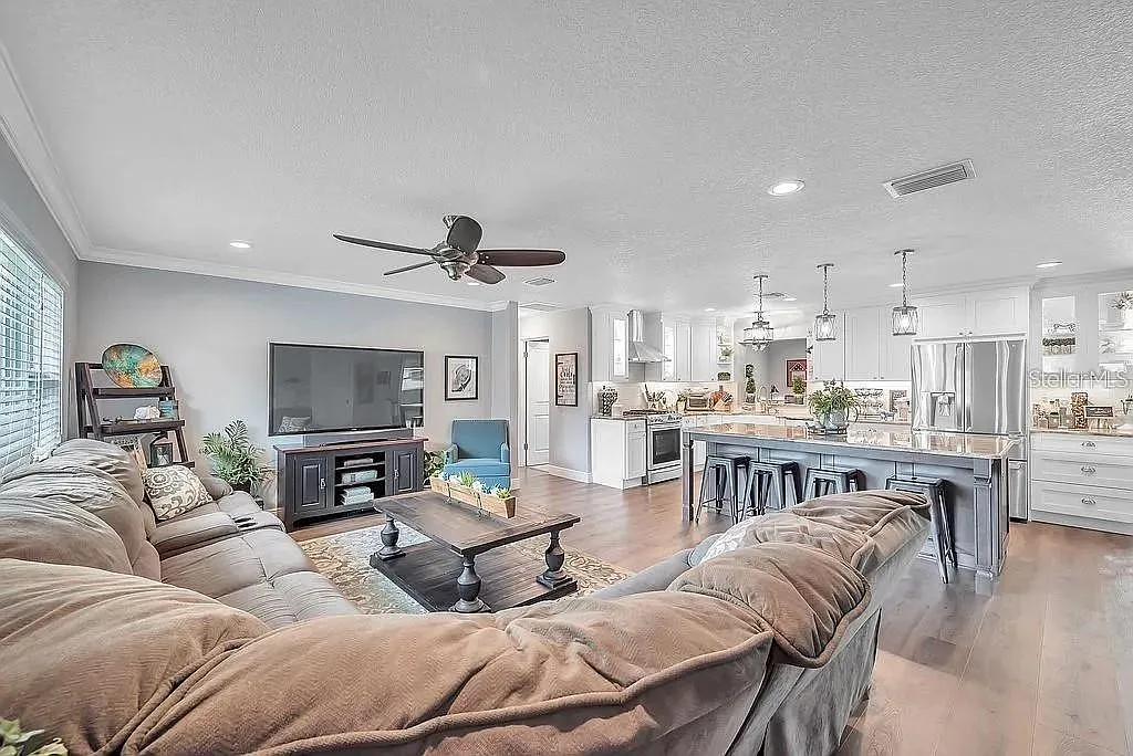 3 bed, 2.5 bath, 1863 sqft, $4,500 — Photo 2
