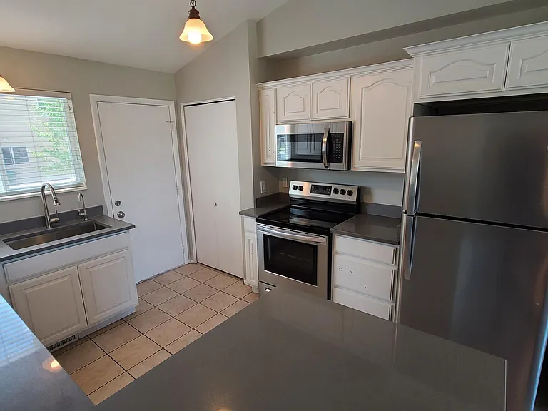 940 W Red Oaks Dr — Photo 18