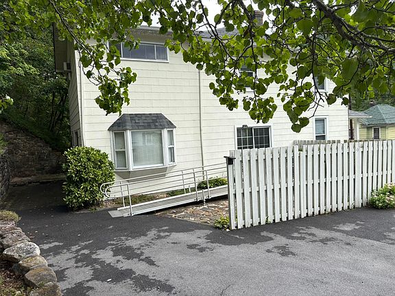 2nd image of 580 Roxbury St